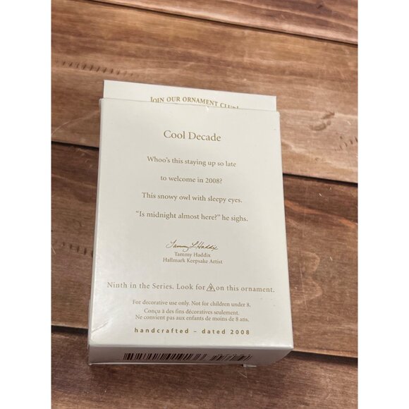 2008 HALLMARK KEEPSAKE ORNAMENT QX7061 COOL DECADE OWL IN SCARF WINKING - Picture 4 of 8